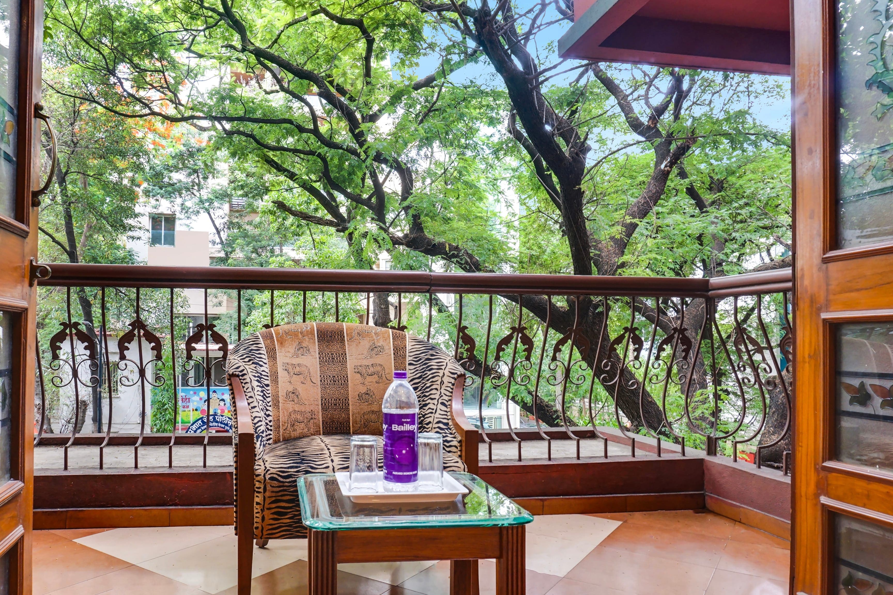 Super Townhouse Oak Prabhat Road - Tap to explore photos