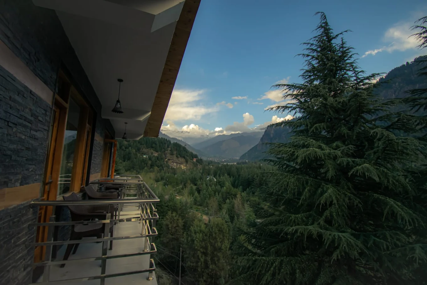 Le Massif by Valley of Apple