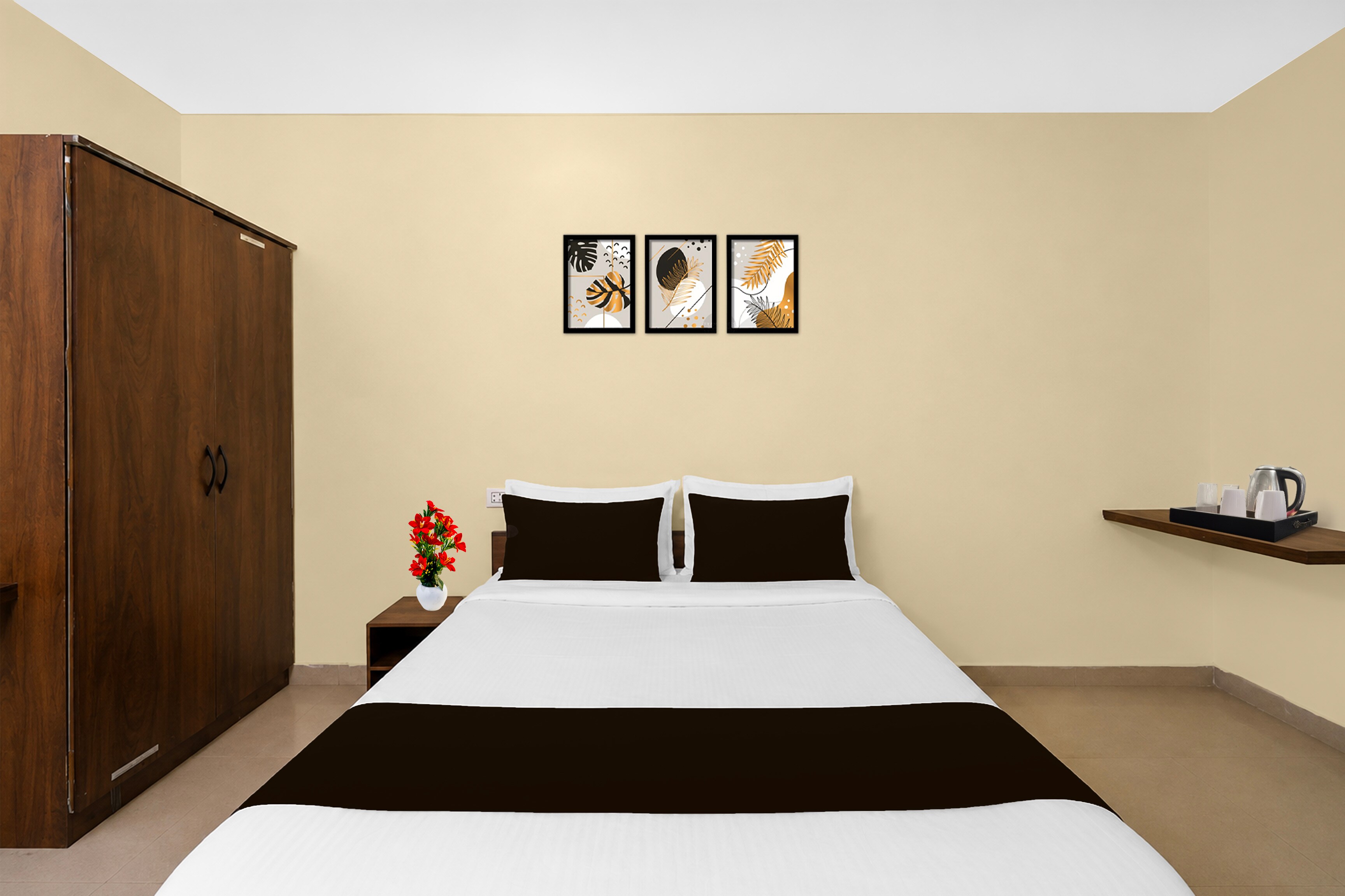 OYO 846518 Hotel Naina Luxury Rooms - Tap to explore photos