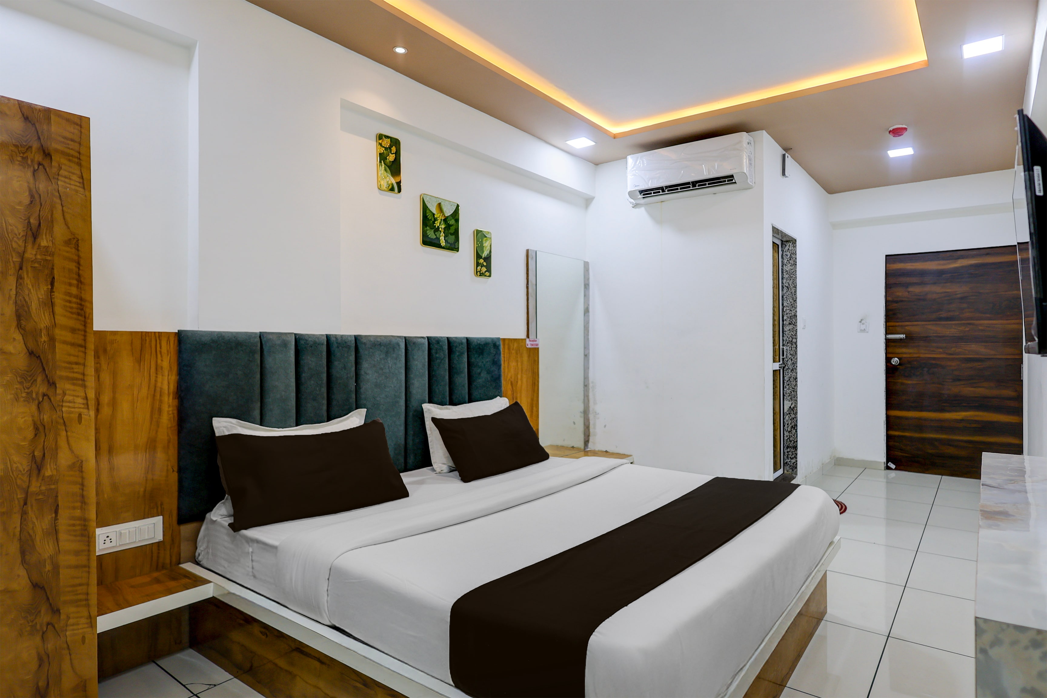 Hotel O Chetan - Tap to explore photos