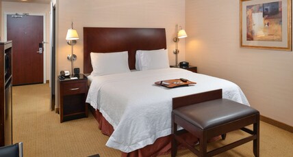 Hampton Inn & Suites Tacoma-Mall Room Type - 1 KING BED NONSMOKING