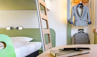 IBIS BUDGET BIRMINGHAM AIRPORT Room Type - Triple room with a double bed and a single bunk bed IBIS BUDGET BIRMINGHAM AIRPORT Room Type - Triple room with a double bed and a single bunk bed
