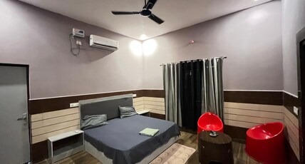 Hotel Decent Inn Room Type - Deluxe Room