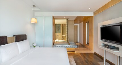 Crowne Plaza Greater Noida Room Type - Standard King Bed Non Smoking with Bathtub