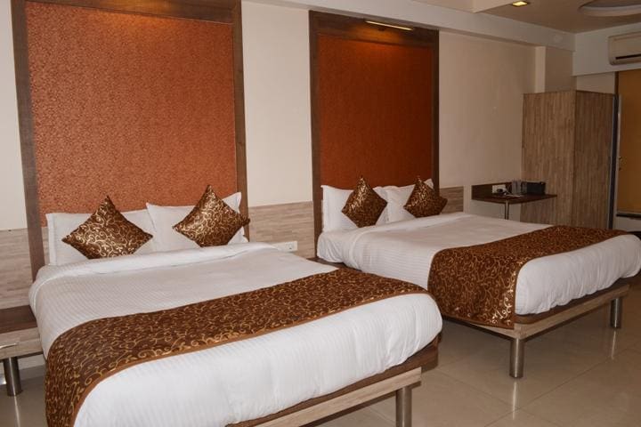 Budget Inn Palm Regency - Tap to explore photos
