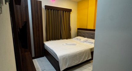 hotel breeze Room Type - Deluxe Room with King Bed