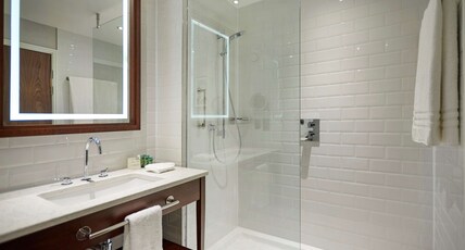 Hilton At The Ageas Bowl, Southampton Room Type - QUEEN DELUXE ROOM W  VIEW