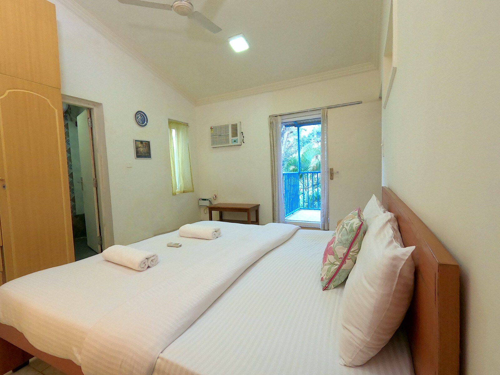 Rossio 2BHK with WiFi and PowerBackup at Calangute Beach - Tap to explore photos