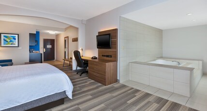 Holiday Inn Express & Suites WARMINSTER - HORSHAM Room Type - 1 King Bed Suite