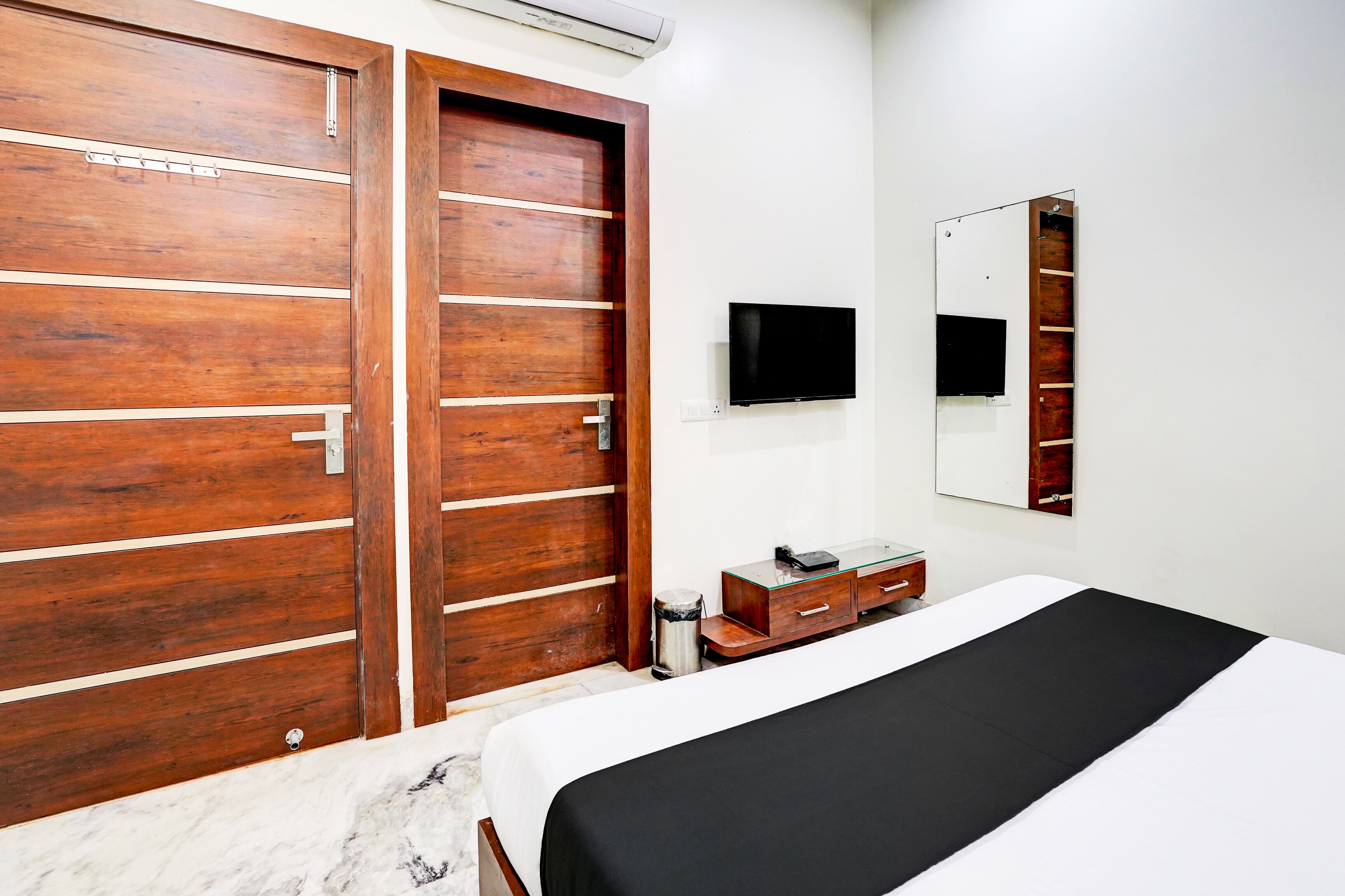 Hotel O RS - Tap to explore photos