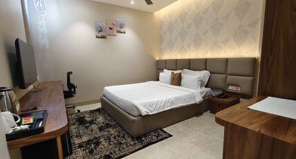 Hotel The Crown Town Room Type - Deluxe Room