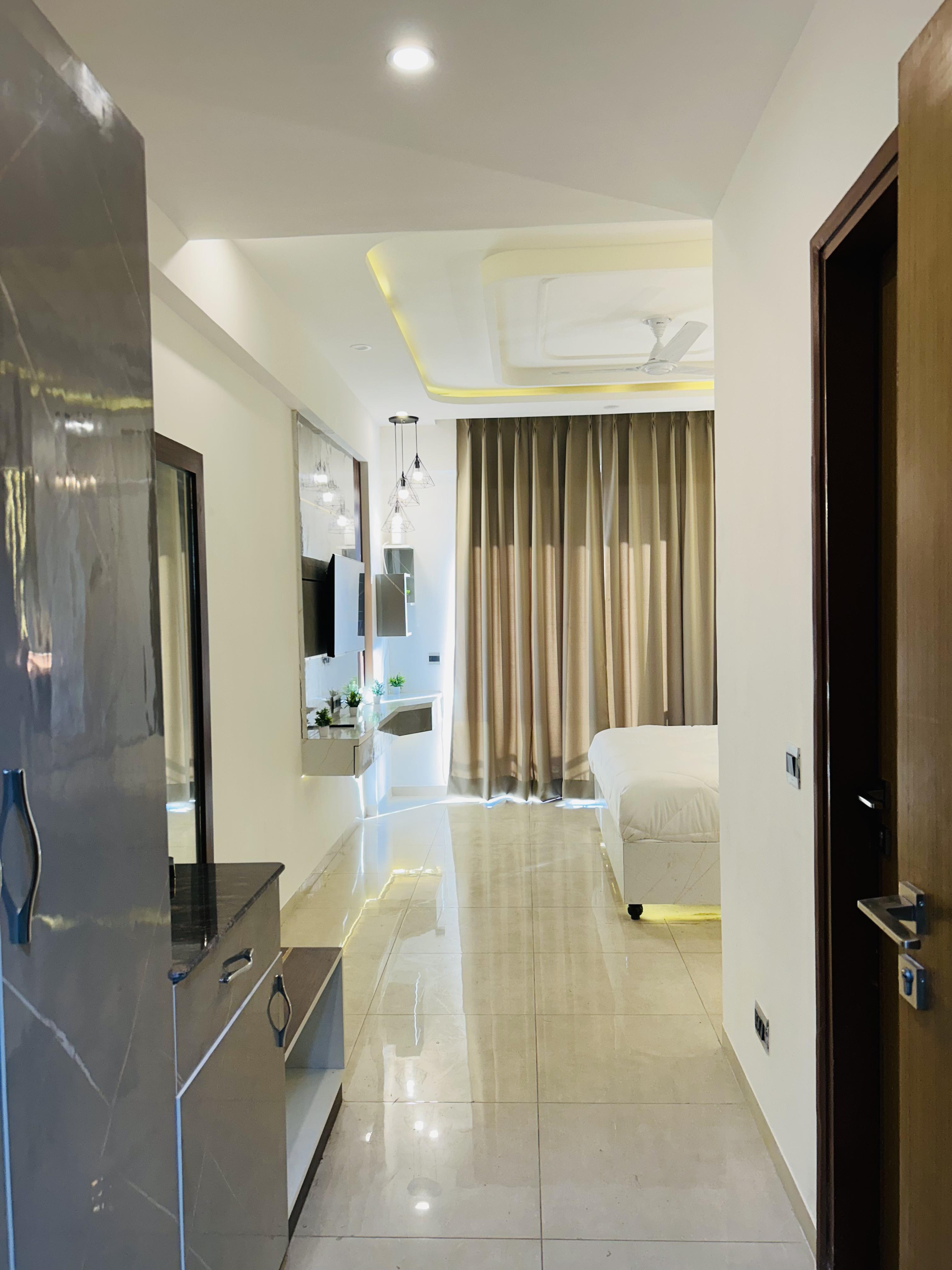 Red Wood Vacation Homes Omaxe Hazratganj - Tap to explore photos