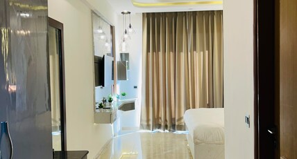 Red Wood Vacation Homes   Omaxe Hazratganj Room Type - Bedroom