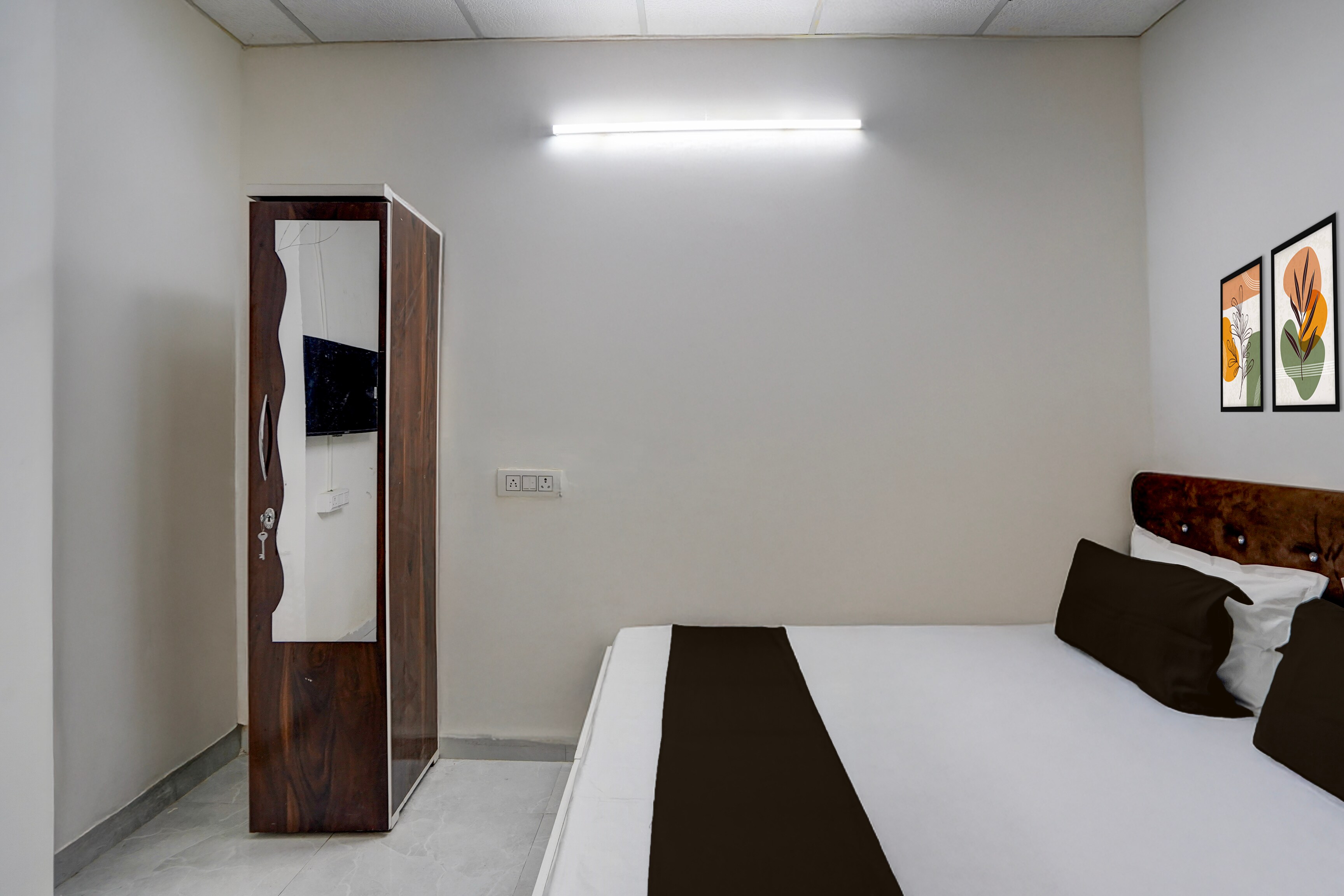 HOTEL O ROYAL INN - Tap to explore photos