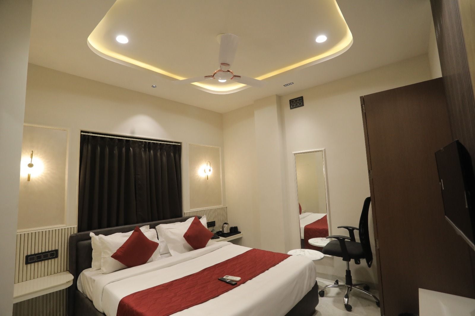 Hotel Mahakal Prajawasi Nilaya - Tap to explore photos