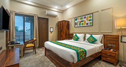 Treebo Aashirwad Bliss Inn With Swimming Pool Room Type - Deluxe Family Room