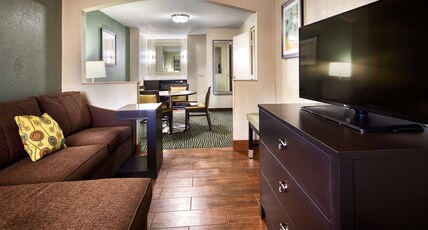 Best Western Executive Suites Room Type - Suite-1 King Bed, Smoking Room, Two 32 Inch Lcd Televisions, High Speed Internet Access, Microwave A
