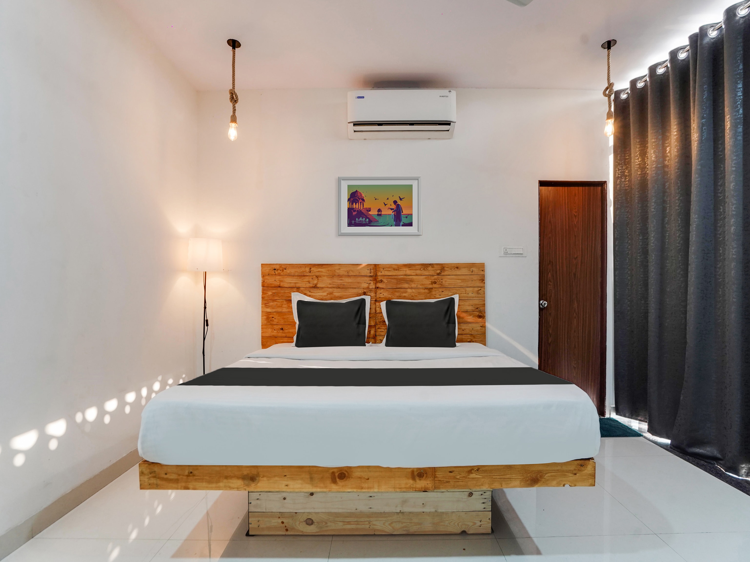 OYO Hotel Honey Castle Inn - Tap to explore photos