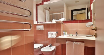 Best Western Hotel Solaf Room Type - 1 King 2 Single Beds, Connecting Rooms With Two Baths