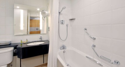 DoubleTree by Hilton Manchester Airport Room Type - TWO QUEEN BD FAMILY DLX RM