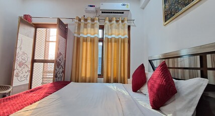 Saanchi Villa - 500 mt From Ram Mandir. Room Type - Deluxe Room with Private Non-Attached Washroom | Balcony
