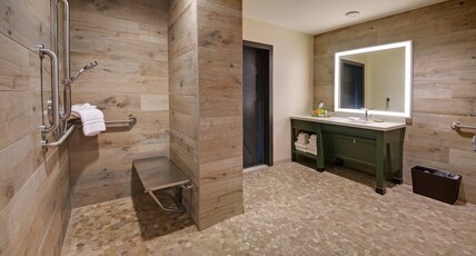 Hotel Indigo TRAVERSE CITY, an IHG hotel Room Type - 2 Queen Beds Suite Mobil Access Tub