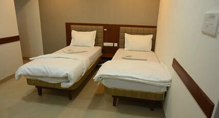 Raghava Guest House Room Type - Deluxe Ac Room
