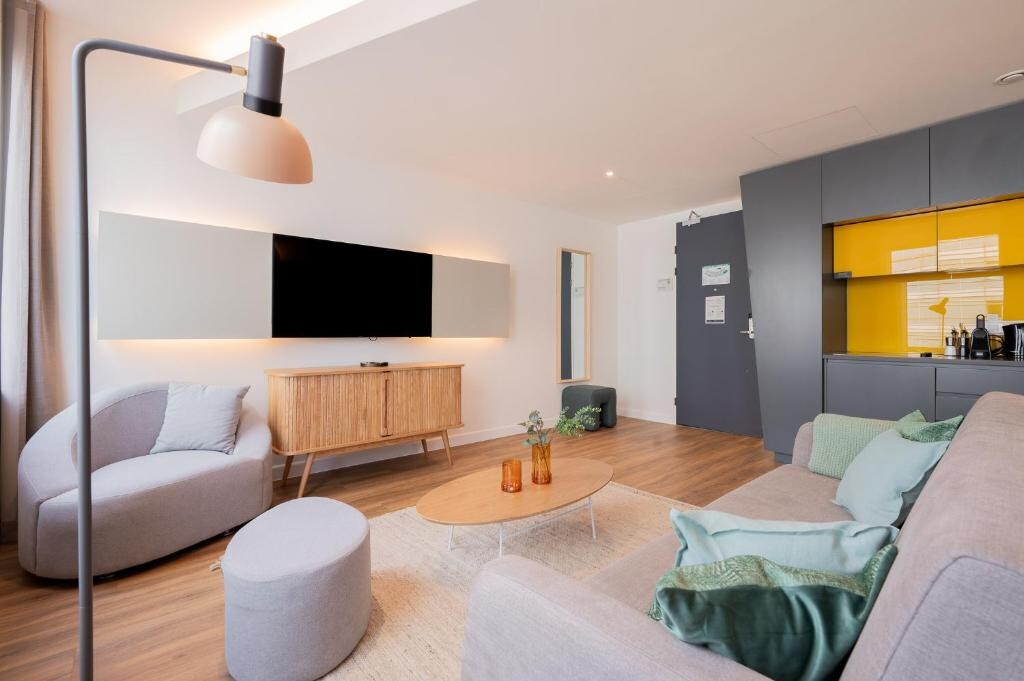 Limehome Amsterdam Gatwick - Tap to explore photos