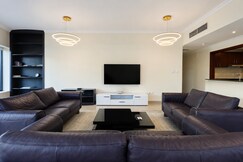 ELIVAAS Curated 3BR with Marina Skyline Views, Near Mall & Met