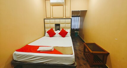 Hotel Nakshatra Room Type - Deluxe Queen Room