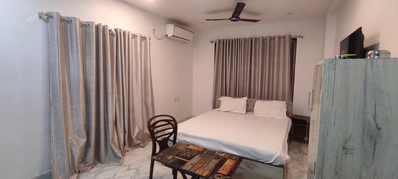Stayboost Hotel AI || 5 minutes from Shalimar Station - Tap to explore photos