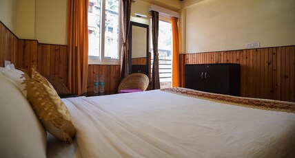 Hotel Hill Queen Room Type - Deluxe Room with TOY TRAIN VIEW