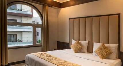 Hotel Maheshwari Room Type - Deluxe Room With City View