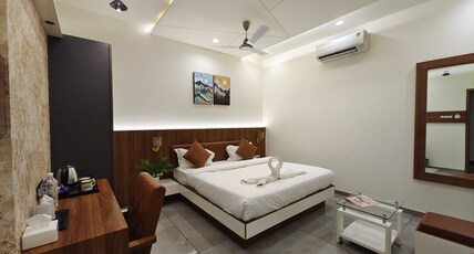 HOTEL MANSI Room Type - DELUXE ROOM