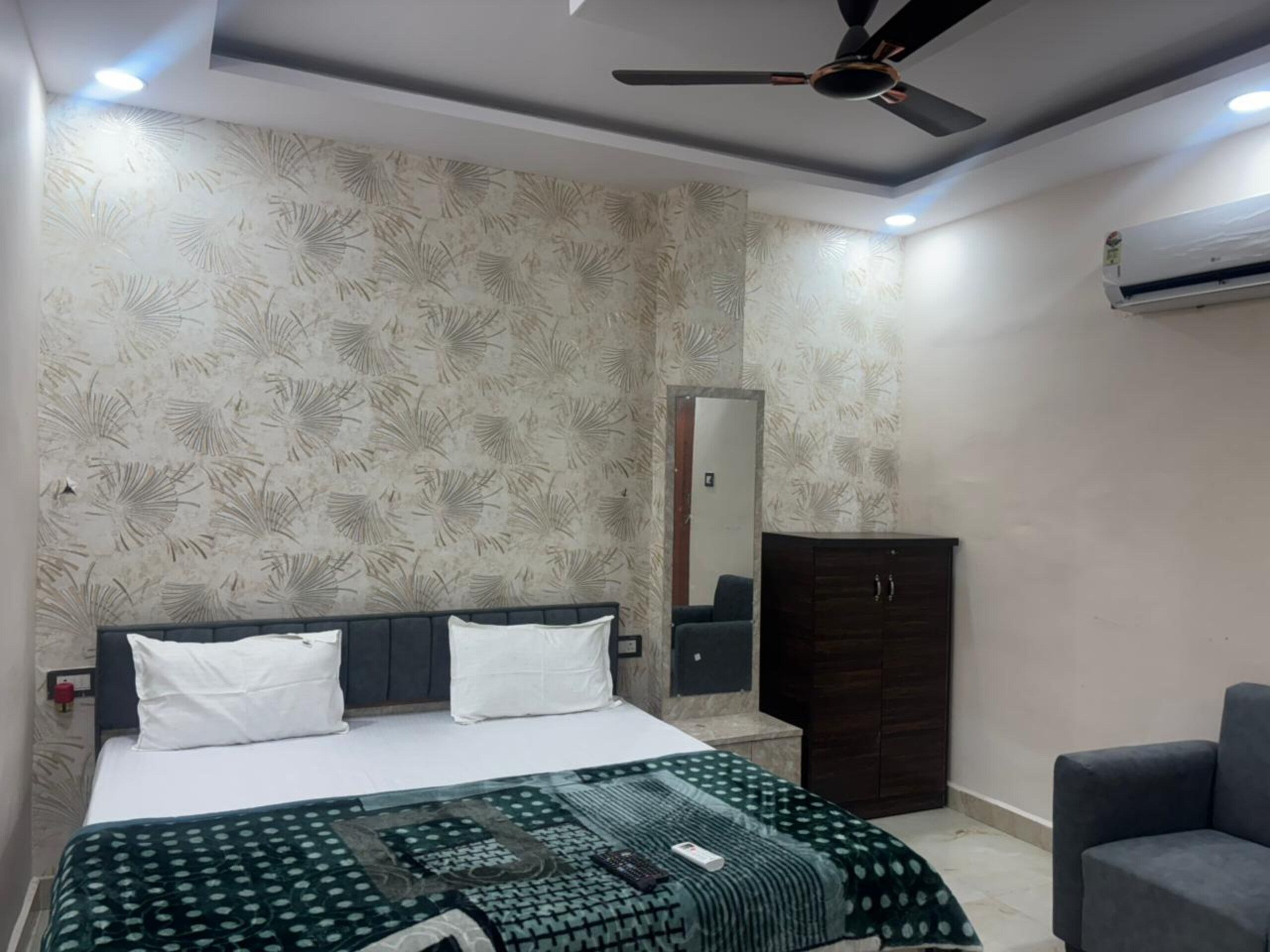 Manjeet Hotel & Restaurant - Tap to explore photos