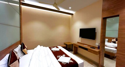 THE PARADISE HOTEL Room Type - PREMIUM DOUBLE BED