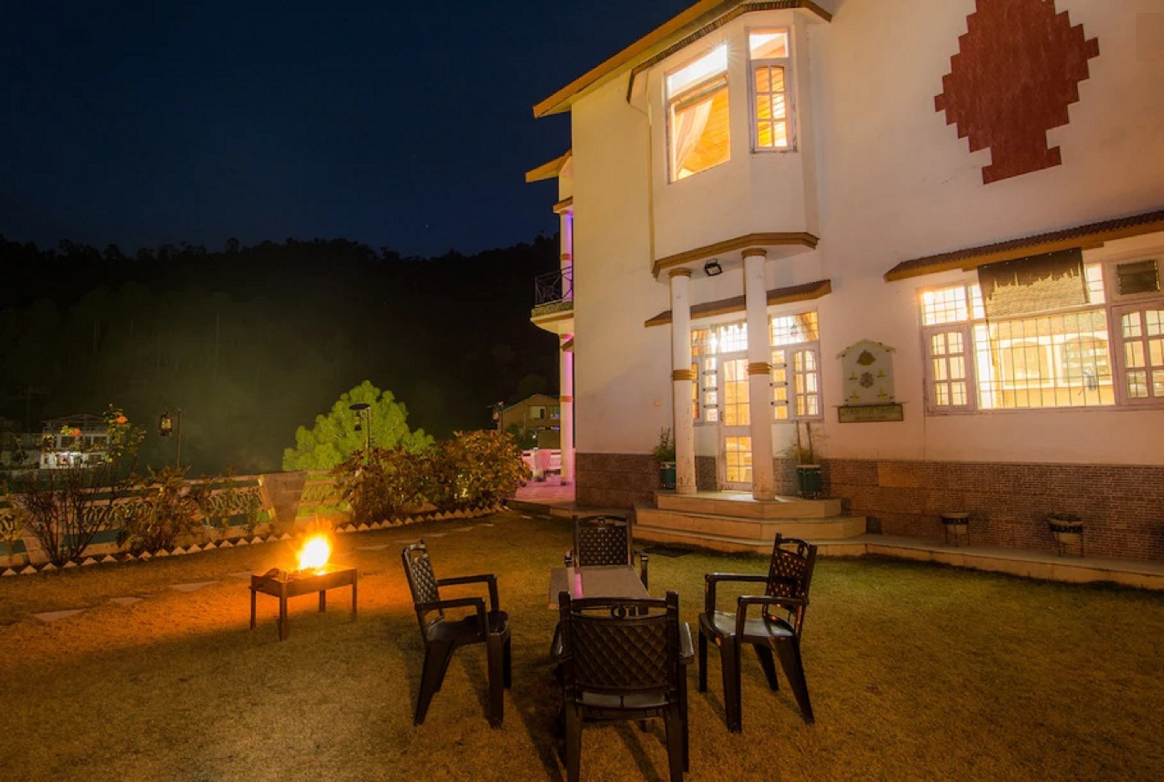 Ram Cottage Chail 3 BHK Villa with Lawn and Parking - Tap to explore photos