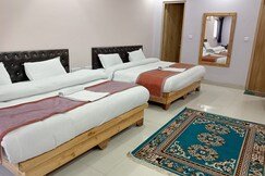 Bhimtal Lake Breeze: 50 meters from Bhimtal lake