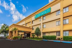 La Quinta Inn & Suites by Wyndham Orlando South