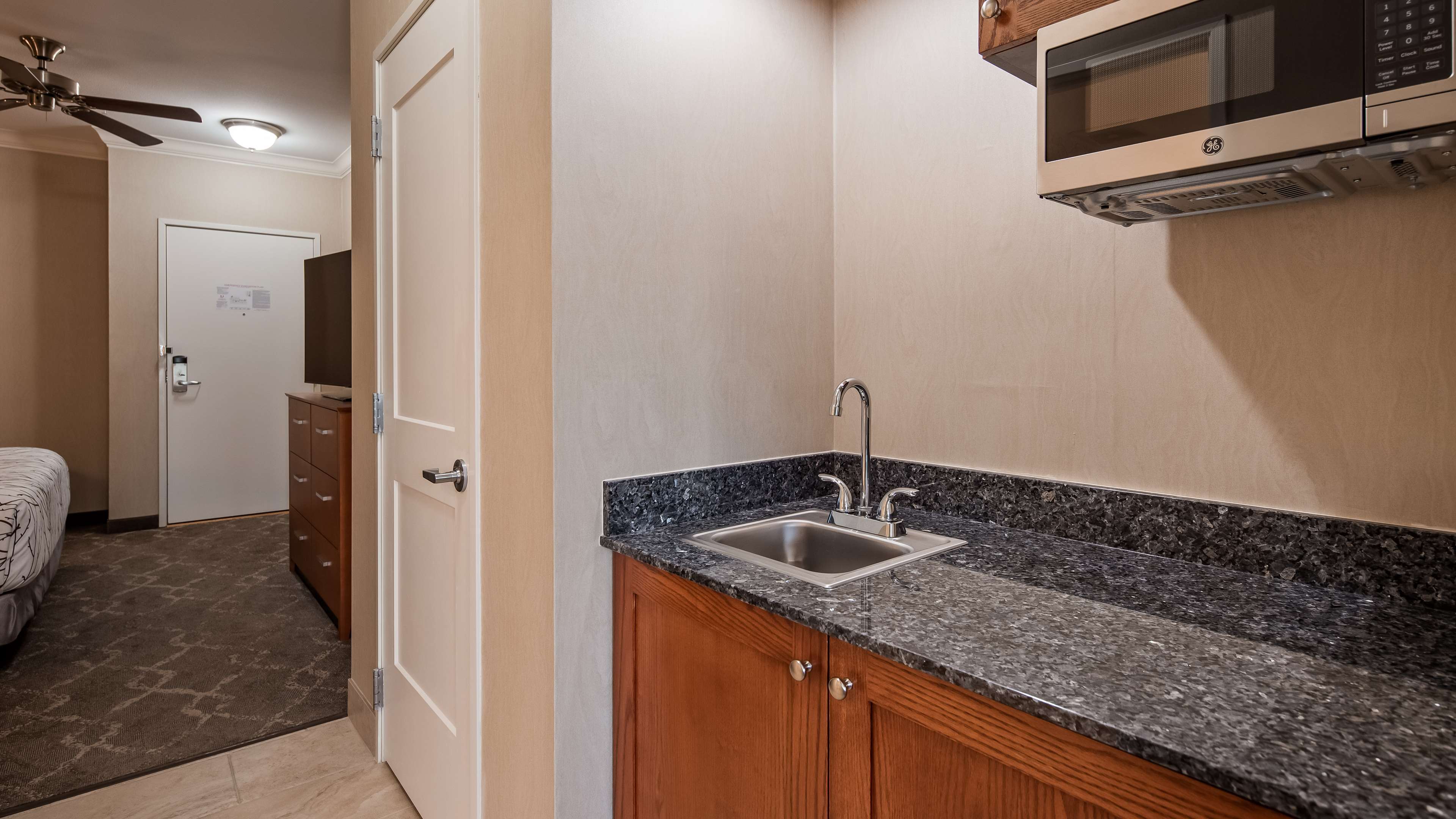 Best Western Plus Silver Saddle Inn - Tap to explore photos