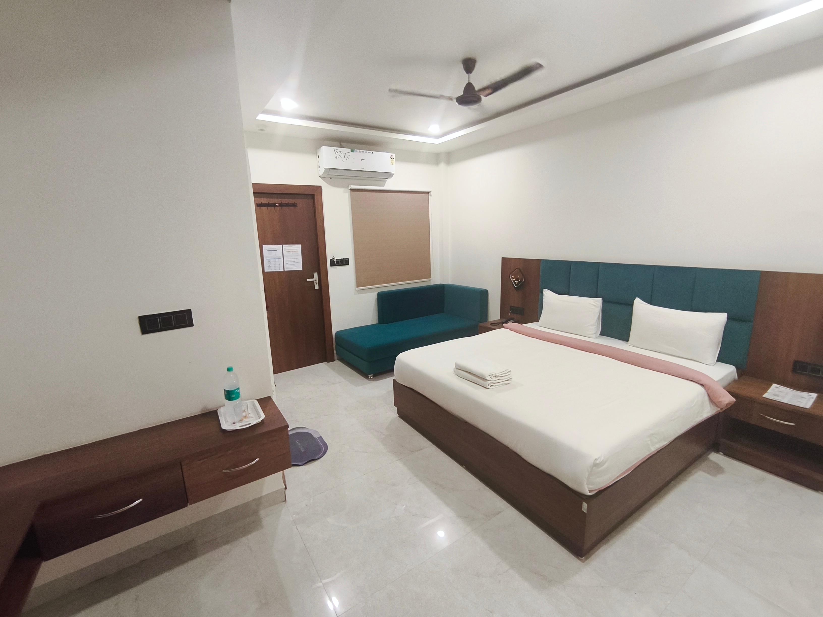 Guru Kripa Hotel - Tap to explore photos