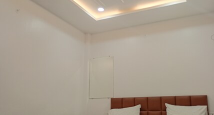 Hotel S. R Grand Room Type - Deluxe Room with Air Conditioning