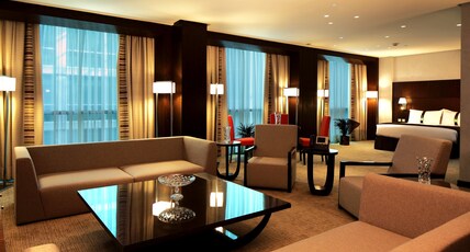 Holiday Inn Meydan Room Type - 1 King Suite with Living Area