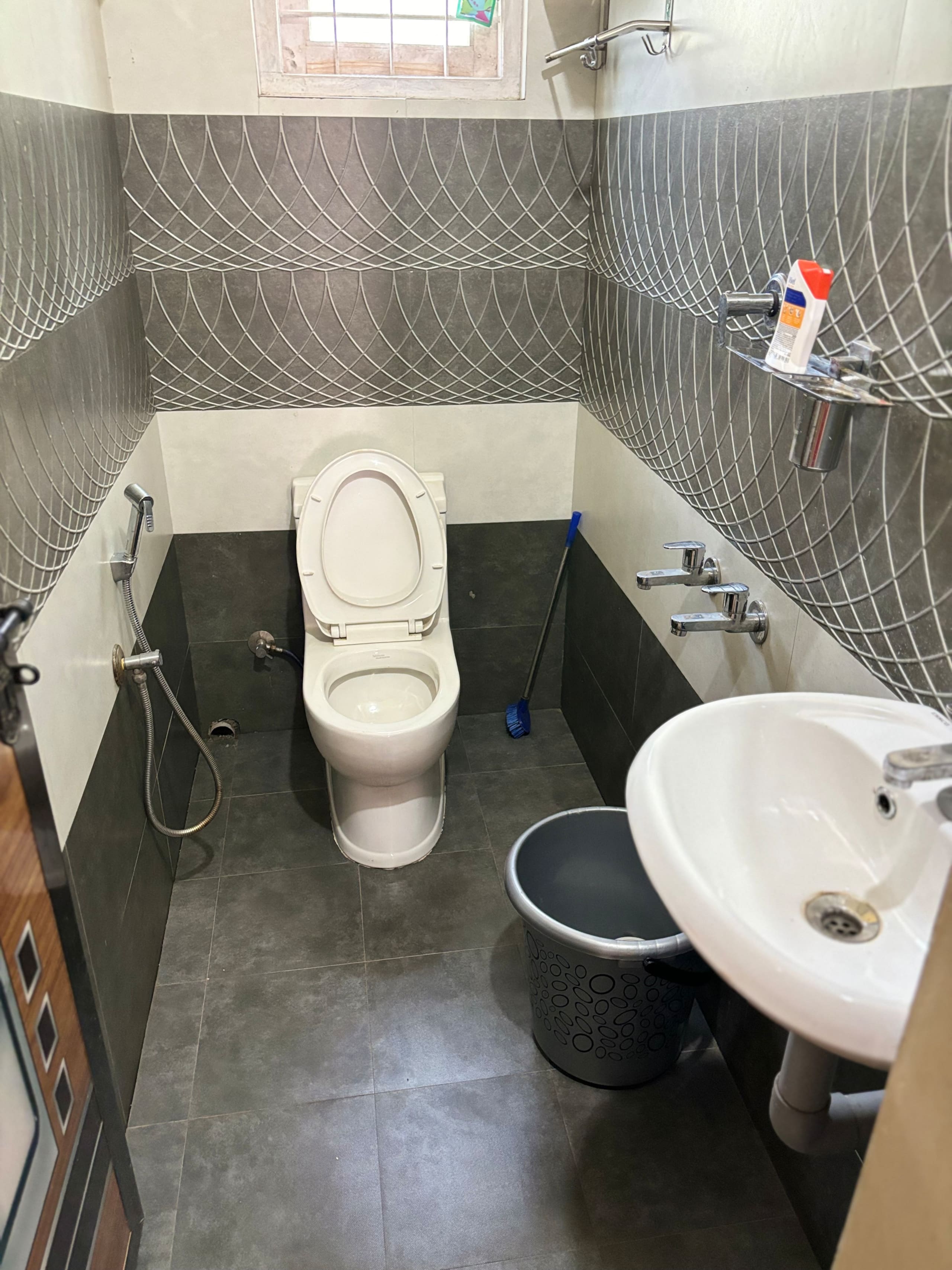 A studio apartment - Tap to explore photos