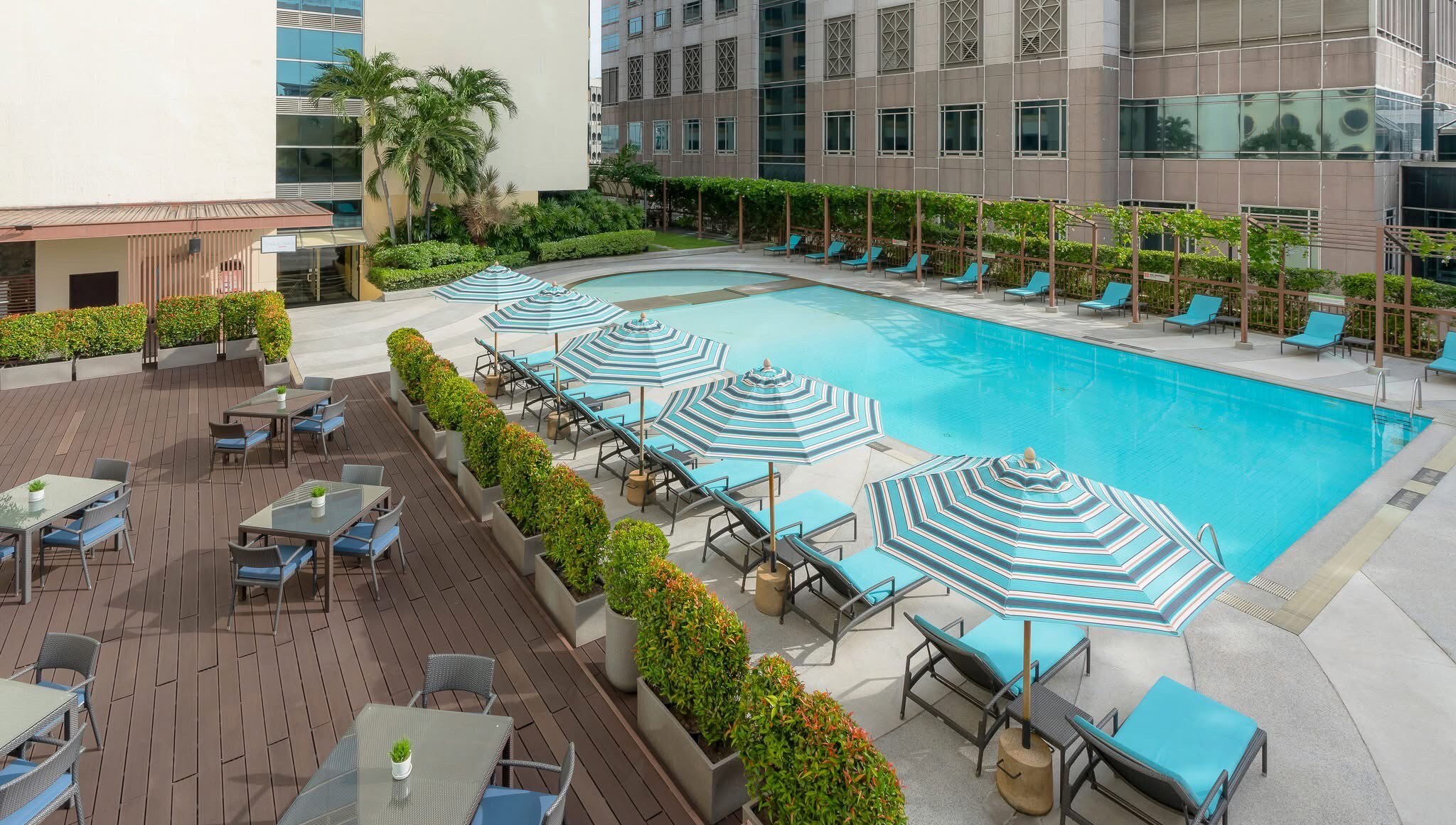 Holiday Inn Bangkok Silom - Tap to explore photos