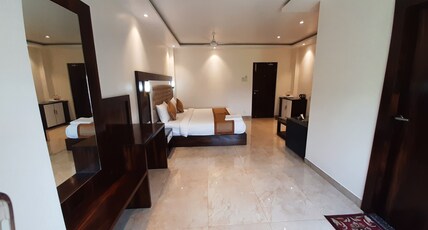 Hotel Hilltrip Room Type - Premium Deluxe room with Free Wifi and Workdesk