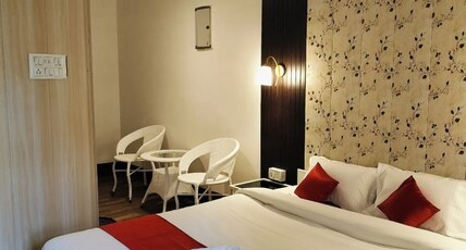 Sunrise Homestay & Lodge - Jalukbari Room Type - Non-AC Deluxe Room - Queen Bed