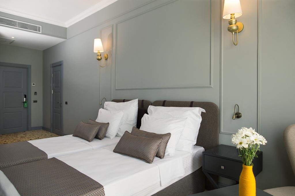 Teatro Rooms Hotel - Tap to explore photos