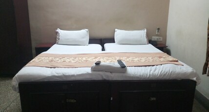 Hotel Green - 0.4km from Railway Station Room Type - AC Deluxe