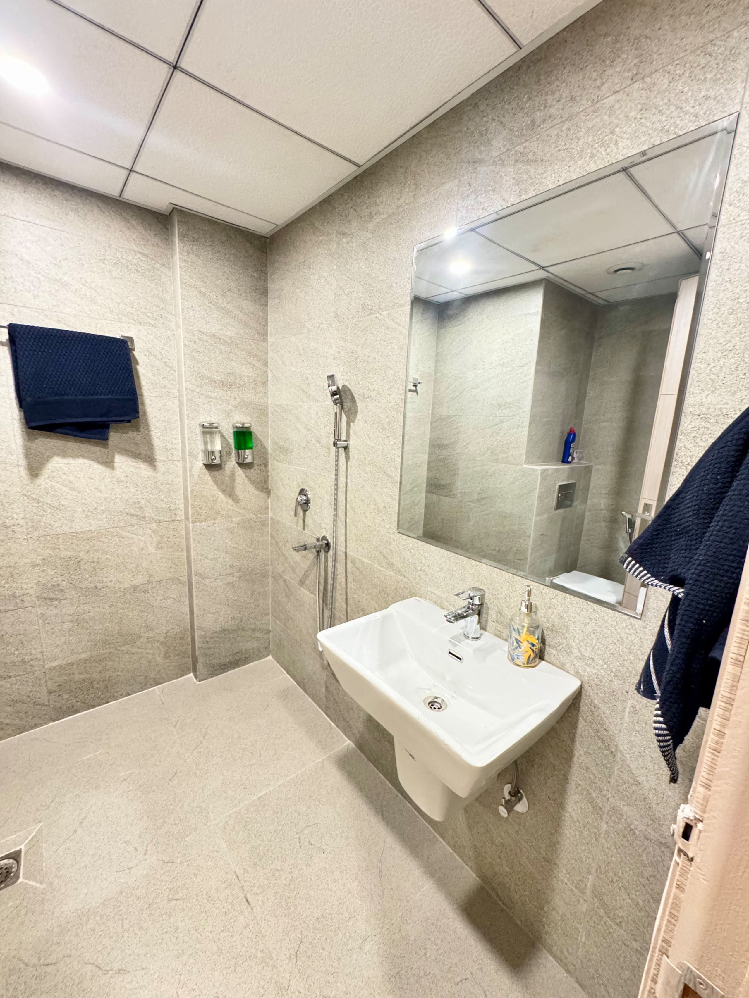 Luxury Studio Apartment Near Expo Mart - Tap to explore photos